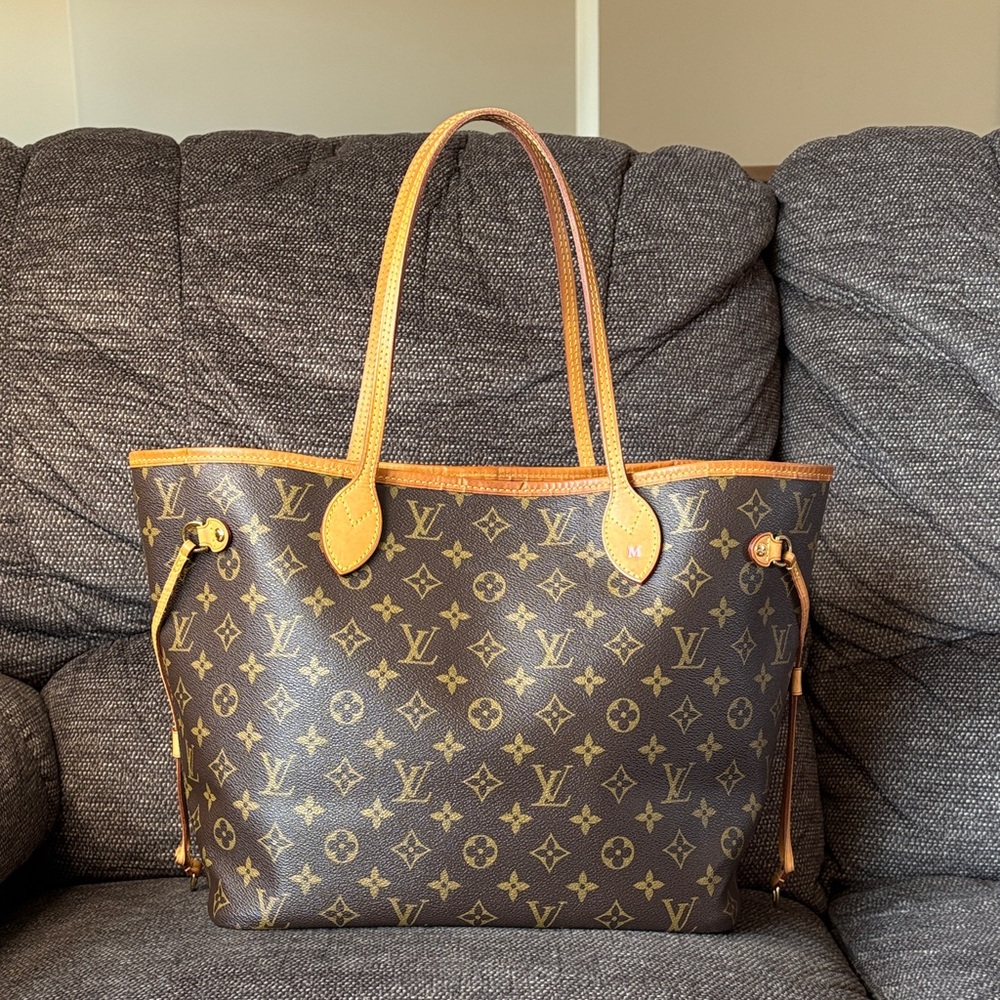 Louis Vuitton Neverfull MM Monogram Classic Tote - Picture 2 of 16